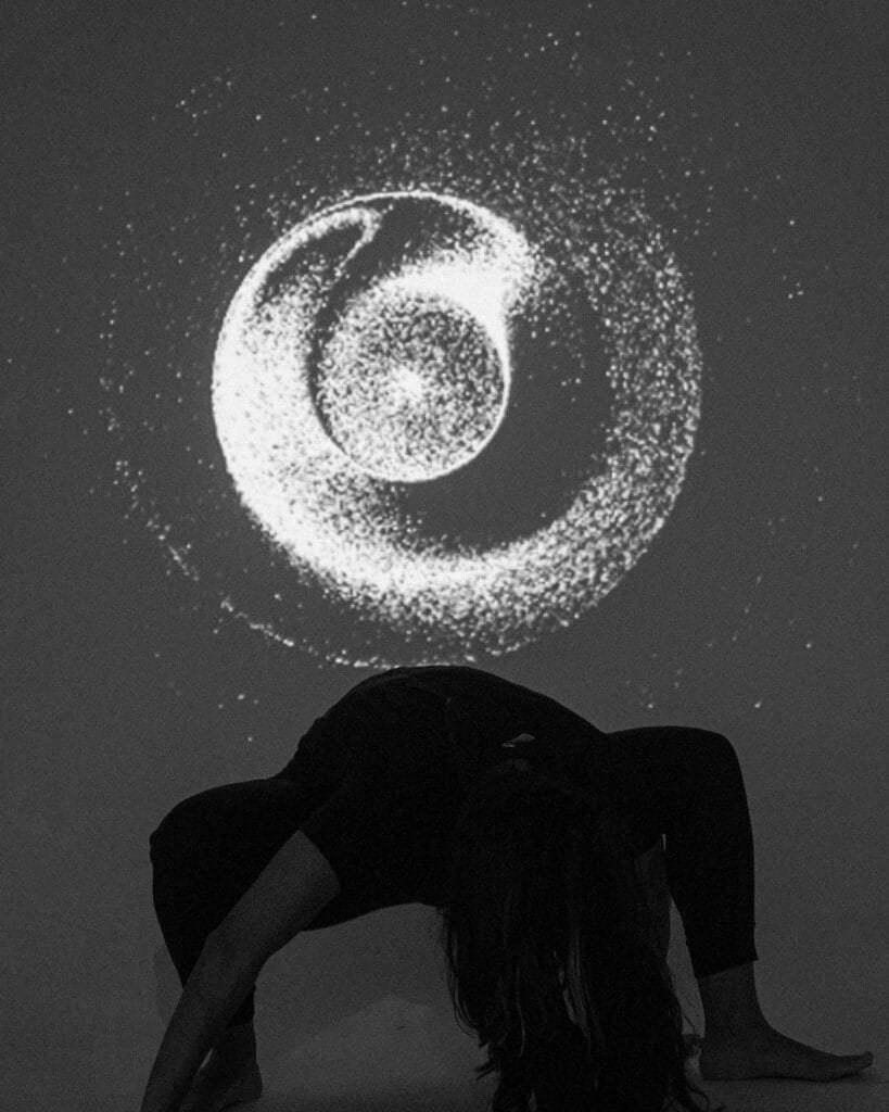 Projection Mapping Tutorial: Performer engaged in interactive projection mapping, blending motion and projection effects to create immersive art installations.